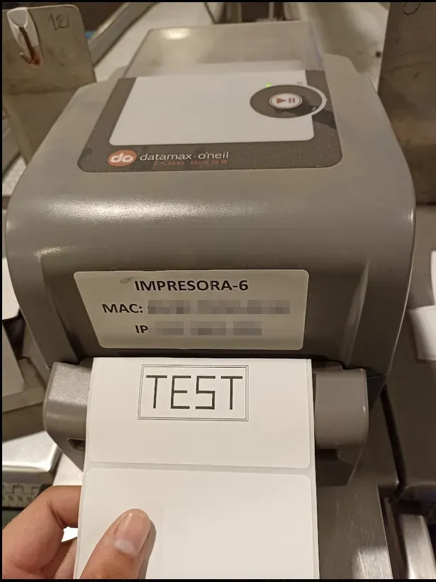 Sistema Automatizado de Etiquetado Industrial - Impresora térmica realizando prueba de etiquetado